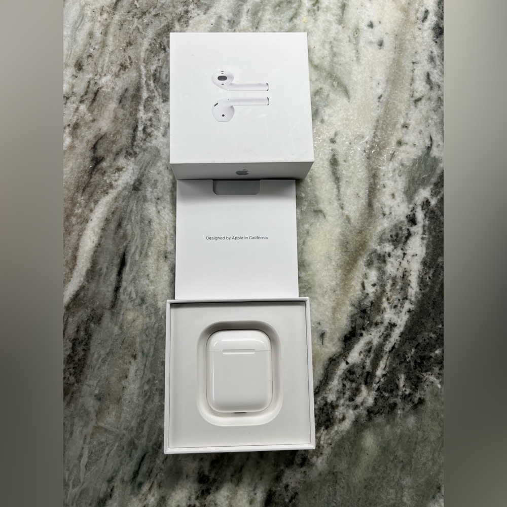 AirPods/Left earpiece ONLY and Charging case.no cord. Lost right pod in 2 days